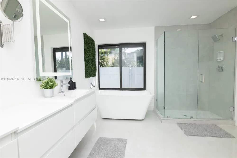 201 Holiday Dr Hallandale Beach, FL 33009