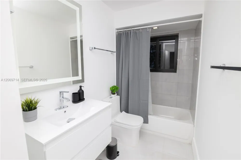 201 Holiday Dr Hallandale Beach, FL 33009