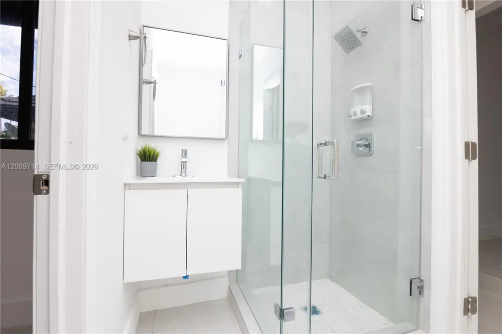 201 Holiday Dr Hallandale Beach, FL 33009