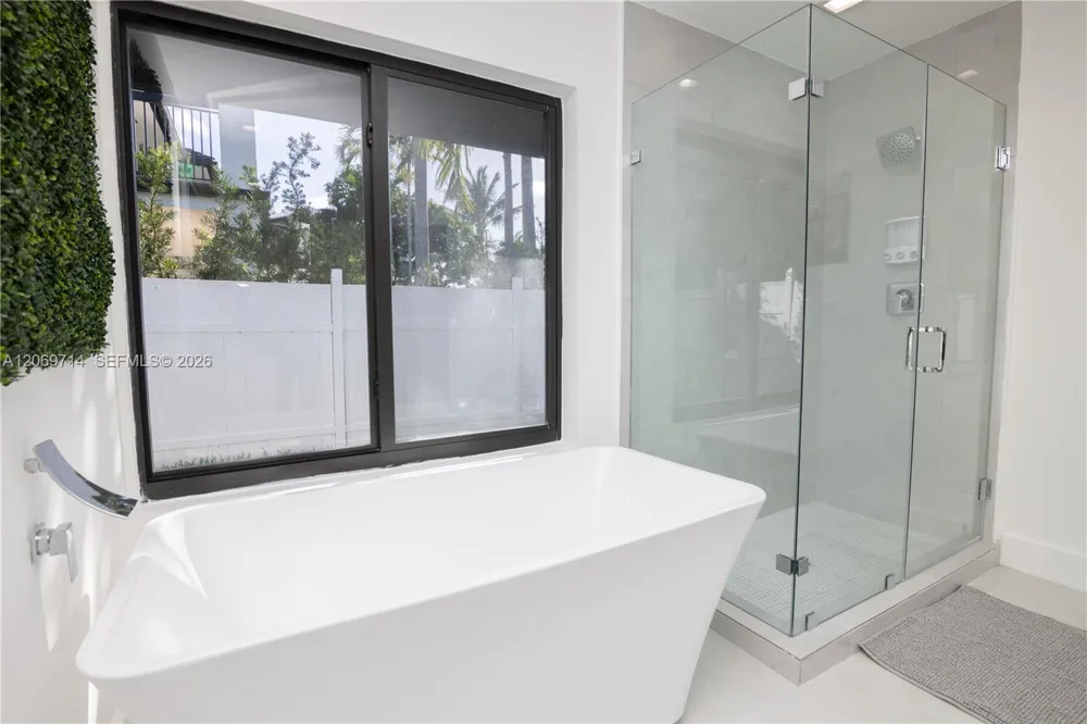 201 Holiday Dr Hallandale Beach, FL 33009