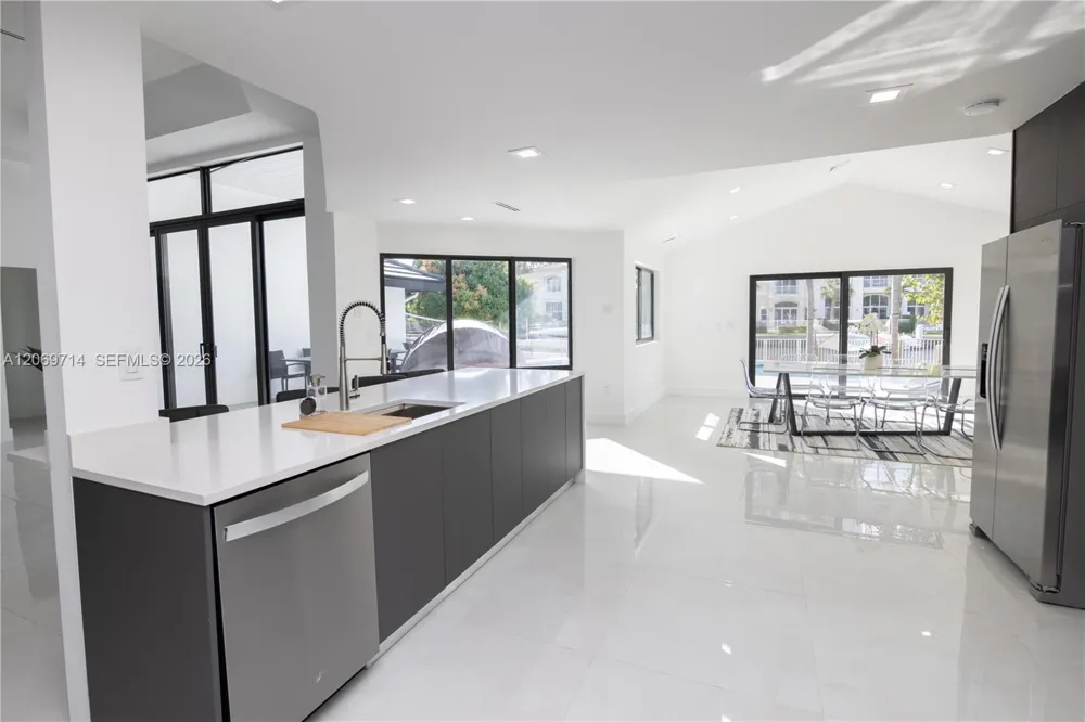 201 Holiday Dr Hallandale Beach, FL 33009