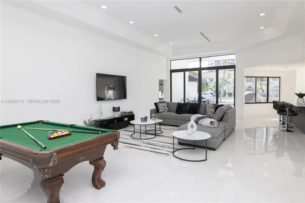 201 Holiday Dr Hallandale Beach, FL 33009