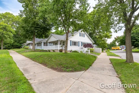 481 Graceland Street NE