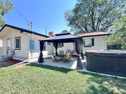 555 Everett Street