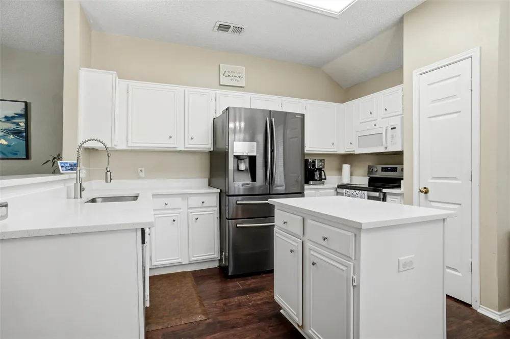 7108 Summerset Drive Benbrook, TX 76126