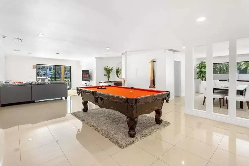437 Holiday Dr Hallandale Beach, FL 33009