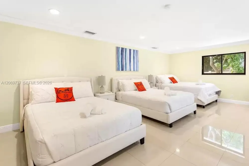 437 Holiday Dr Hallandale Beach, FL 33009