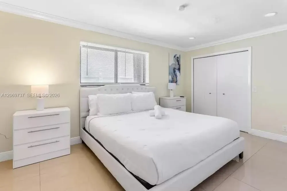 437 Holiday Dr Hallandale Beach, FL 33009