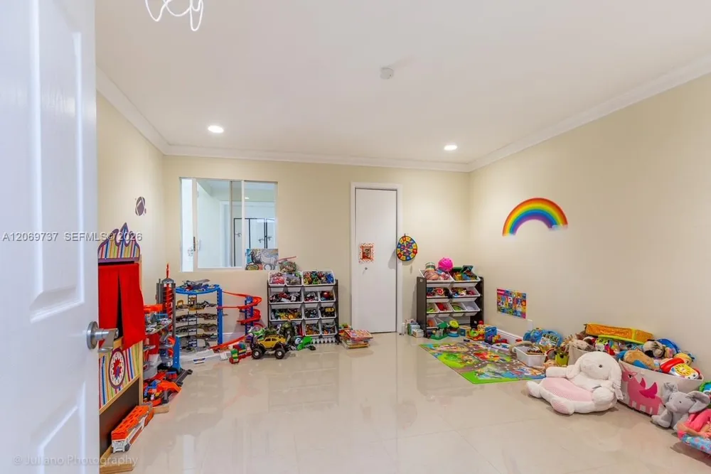 437 Holiday Dr Hallandale Beach, FL 33009