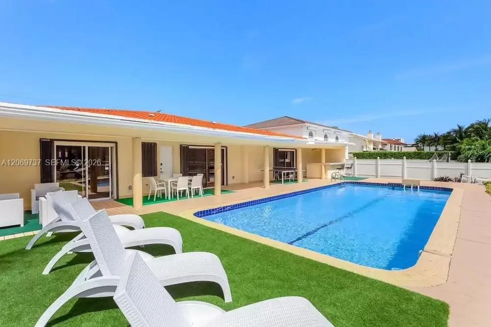 437 Holiday Dr Hallandale Beach, FL 33009
