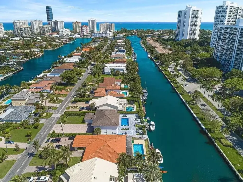 437 Holiday Dr Hallandale Beach, FL 33009