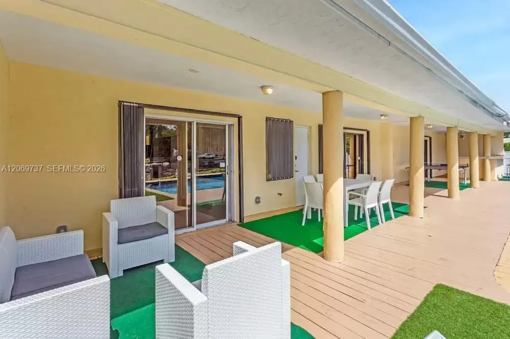 437 Holiday Dr Hallandale Beach, FL 33009