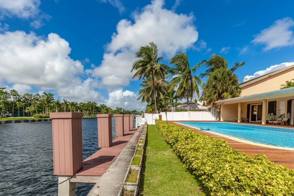 437 Holiday Dr Hallandale Beach, FL 33009