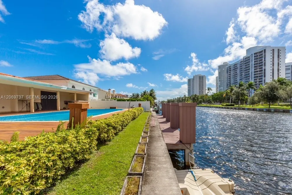 437 Holiday Dr Hallandale Beach, FL 33009