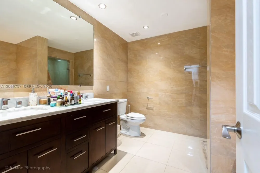 437 Holiday Dr Hallandale Beach, FL 33009