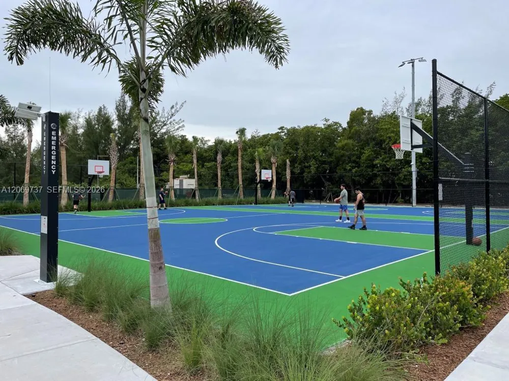 437 Holiday Dr Hallandale Beach, FL 33009