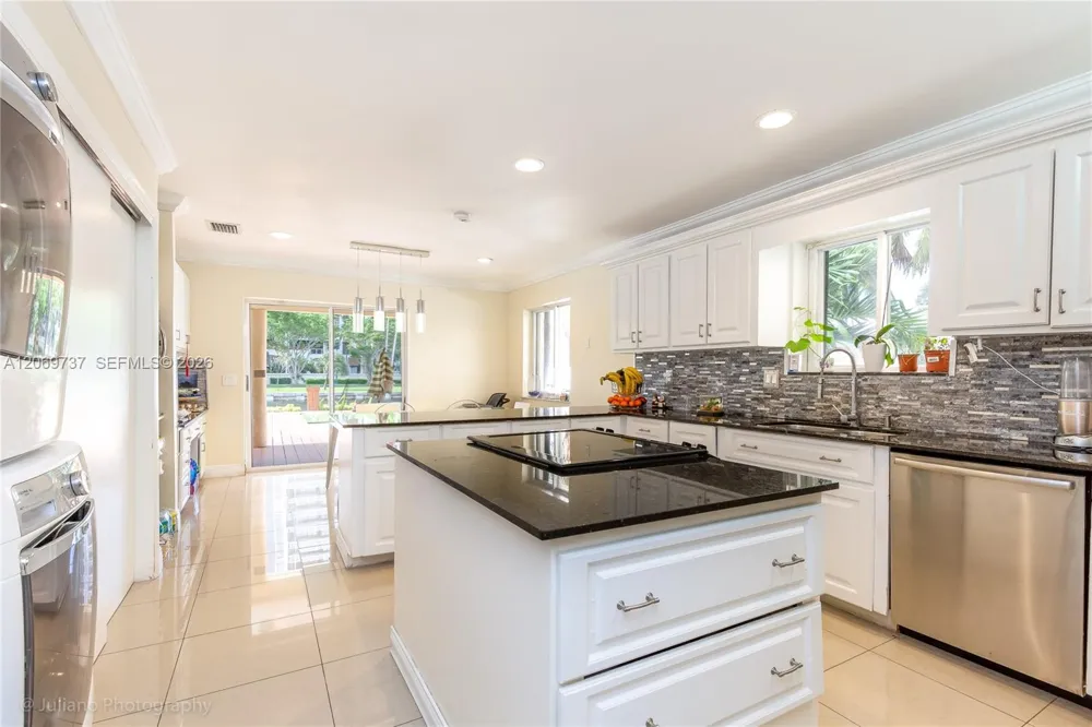 437 Holiday Dr Hallandale Beach, FL 33009
