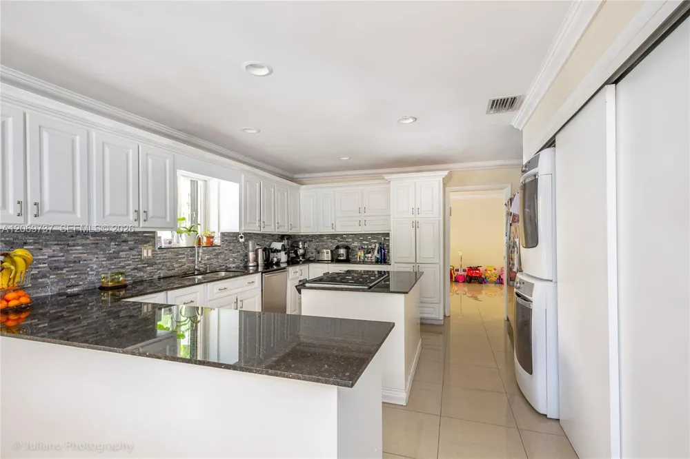 437 Holiday Dr Hallandale Beach, FL 33009