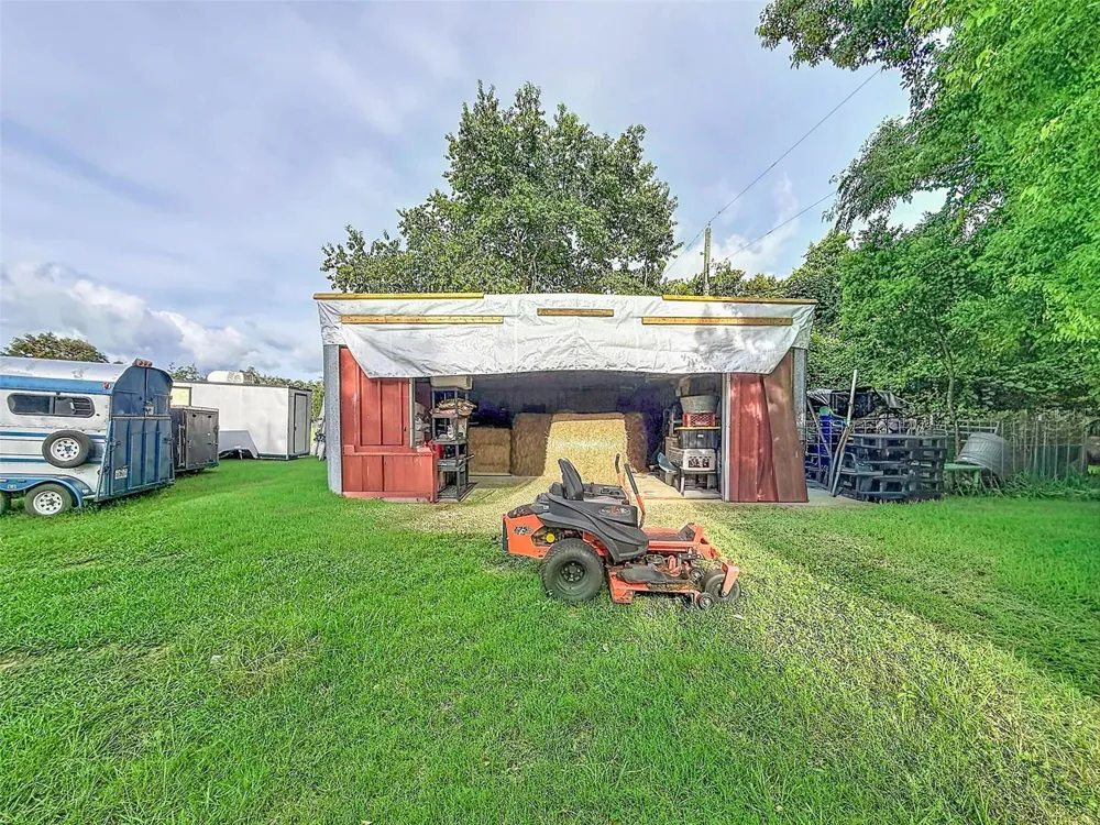 16736 POWERLINE ROAD Dade City, FL 33523