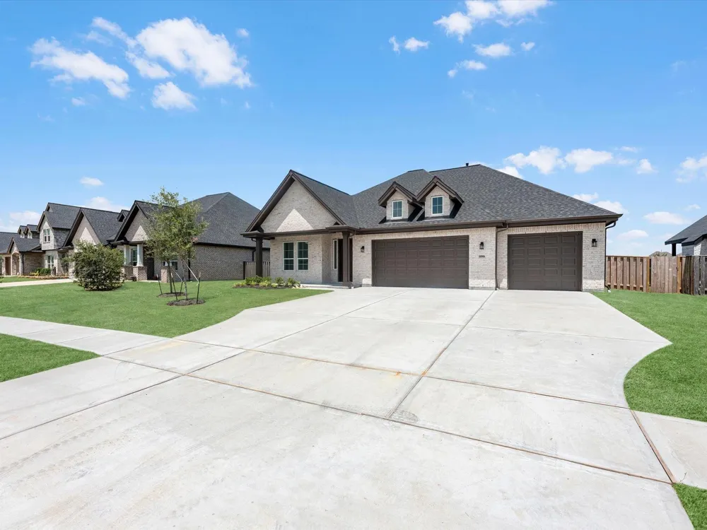 10006 Goliad Drive Mont Belvieu, TX 77523