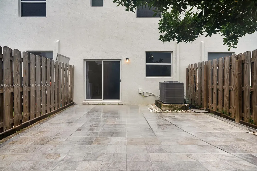 12218 NW 24th Pl Miami, FL 33167