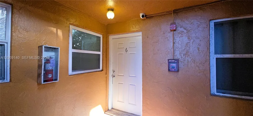 718 SE 8th St #6 Hialeah, FL 33010