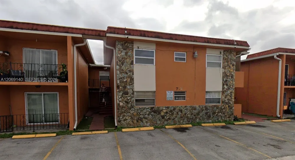 718 SE 8th St #6 Hialeah, FL 33010