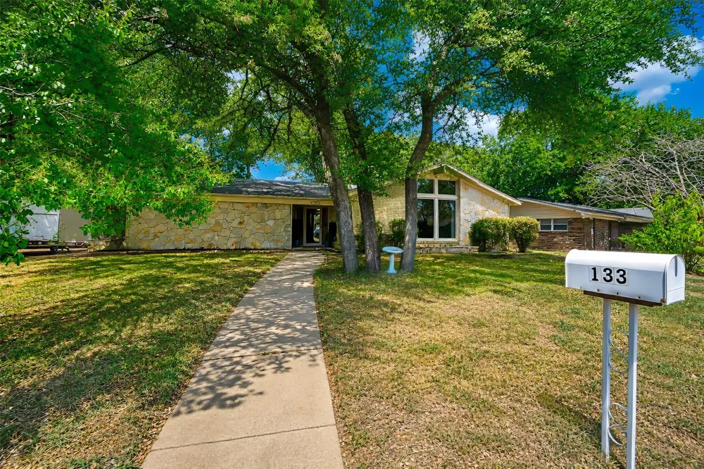 133 Oakhurst Drive Bedford, TX 76022