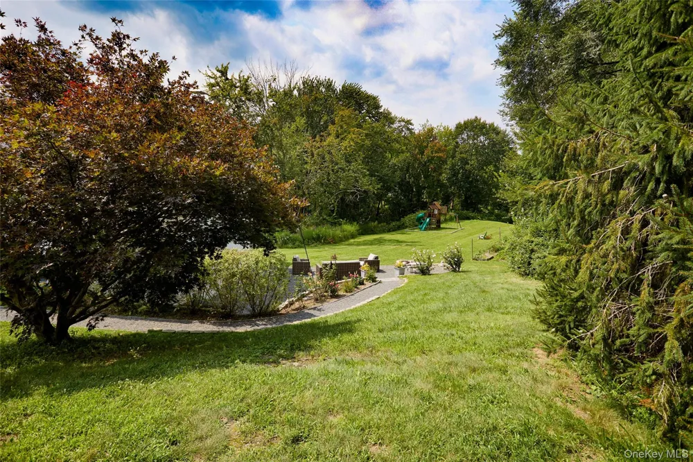 26 Hoof Print Road Millbrook, NY 12545