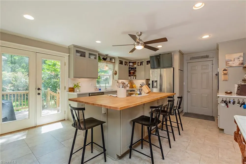 2014 La Vista Drive High Point, NC 27265