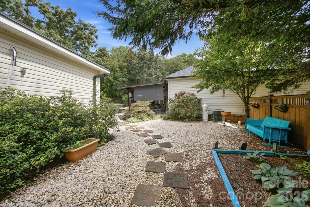 359 Huffstetler Lake Road Dallas, NC 28034