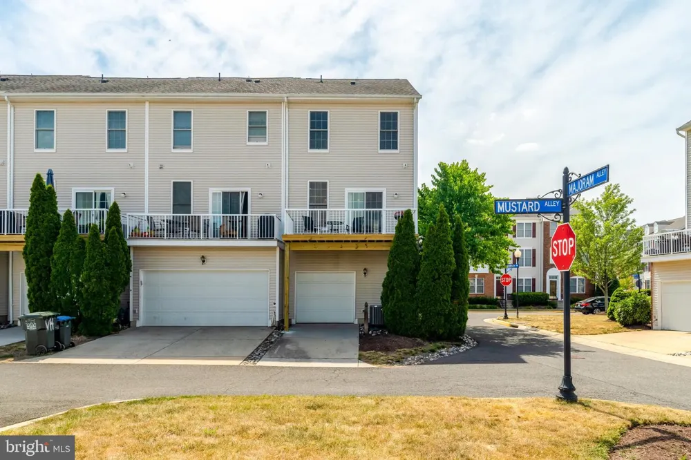 25368 SHIPLEY TERRACE Chantilly, VA 20152