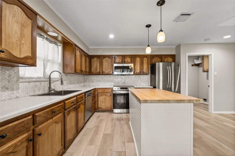 209 Bonham Drive Hewitt, TX 76643