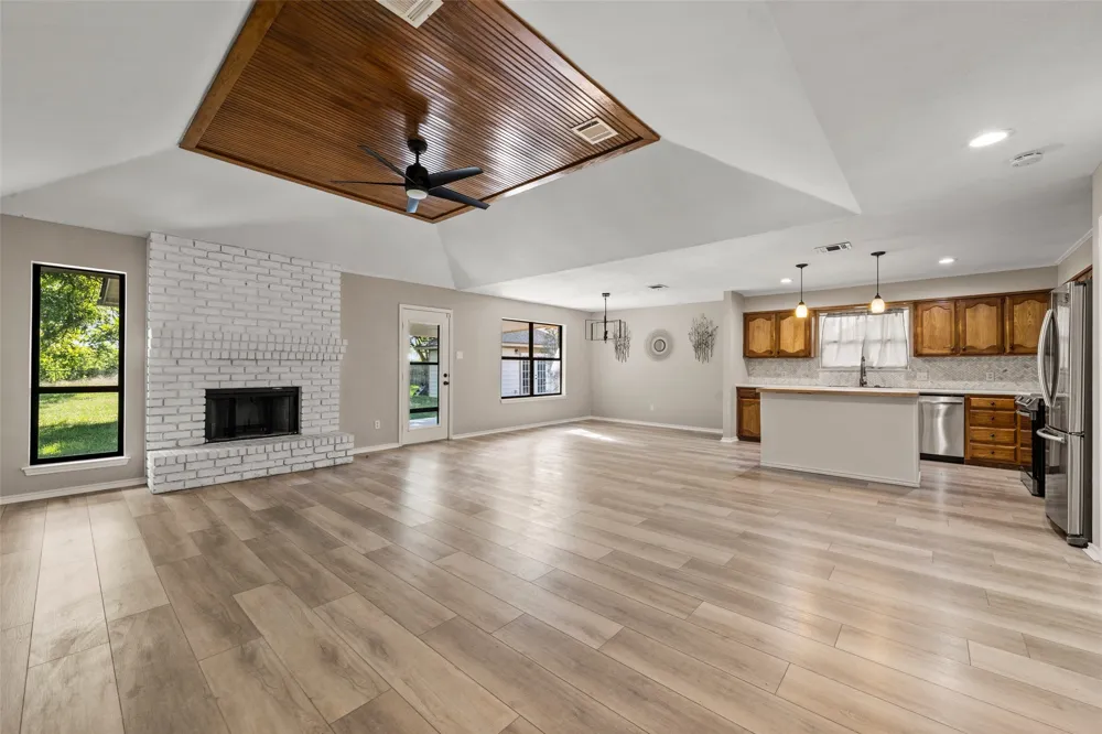 209 Bonham Drive Hewitt, TX 76643