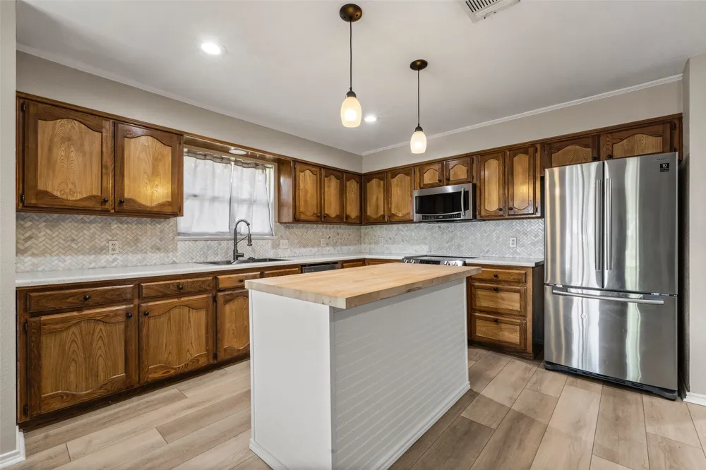 209 Bonham Drive Hewitt, TX 76643