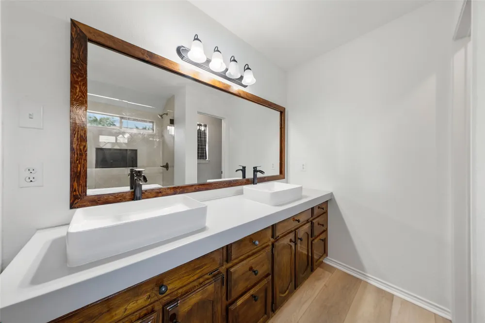 209 Bonham Drive Hewitt, TX 76643