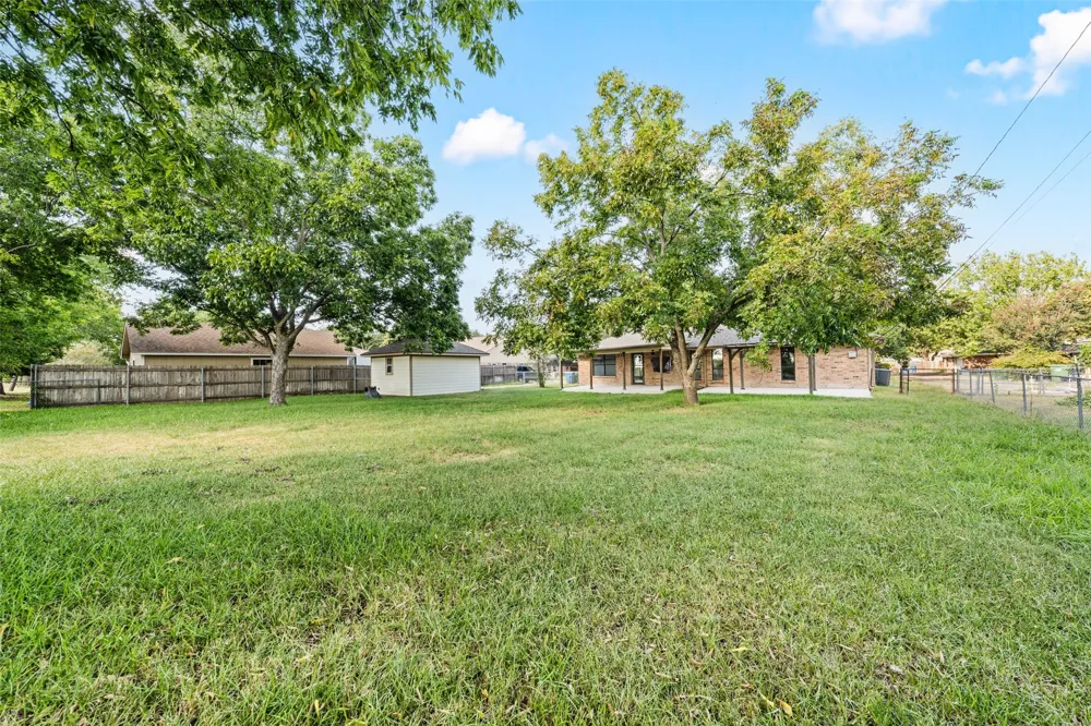 209 Bonham Drive Hewitt, TX 76643