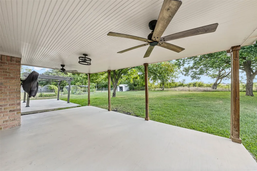 209 Bonham Drive Hewitt, TX 76643
