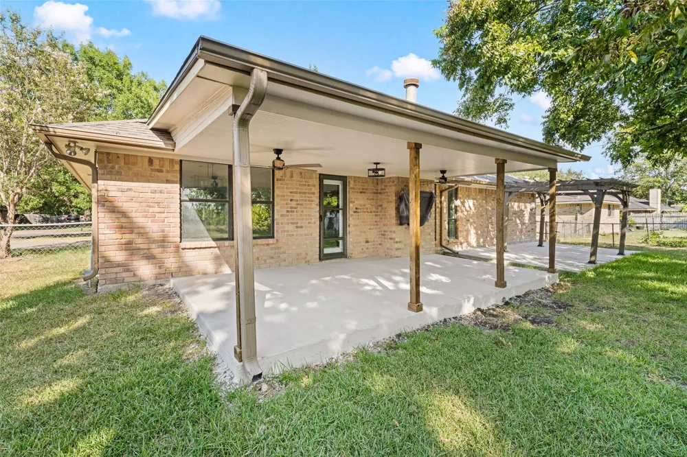 209 Bonham Drive Hewitt, TX 76643