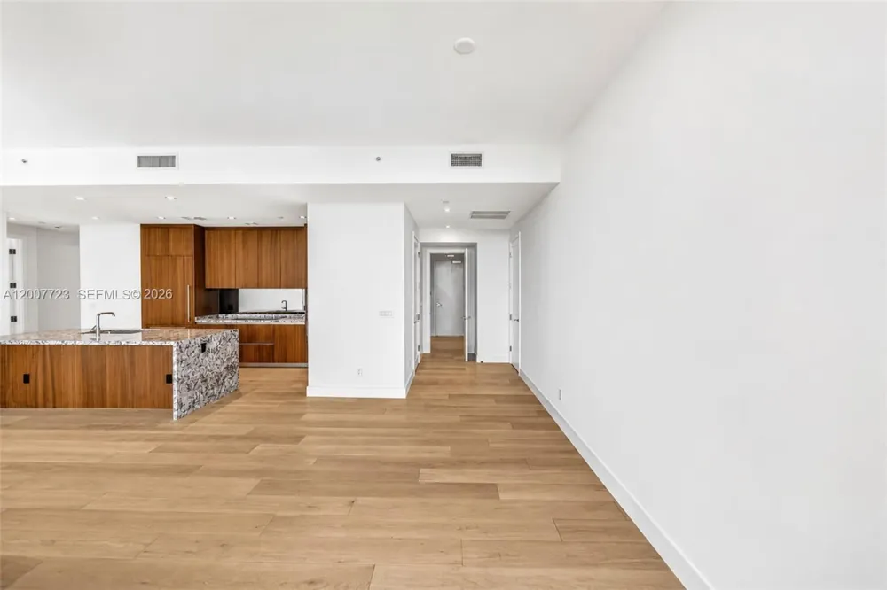 175 25 RD #3303 Miami, FL 33129