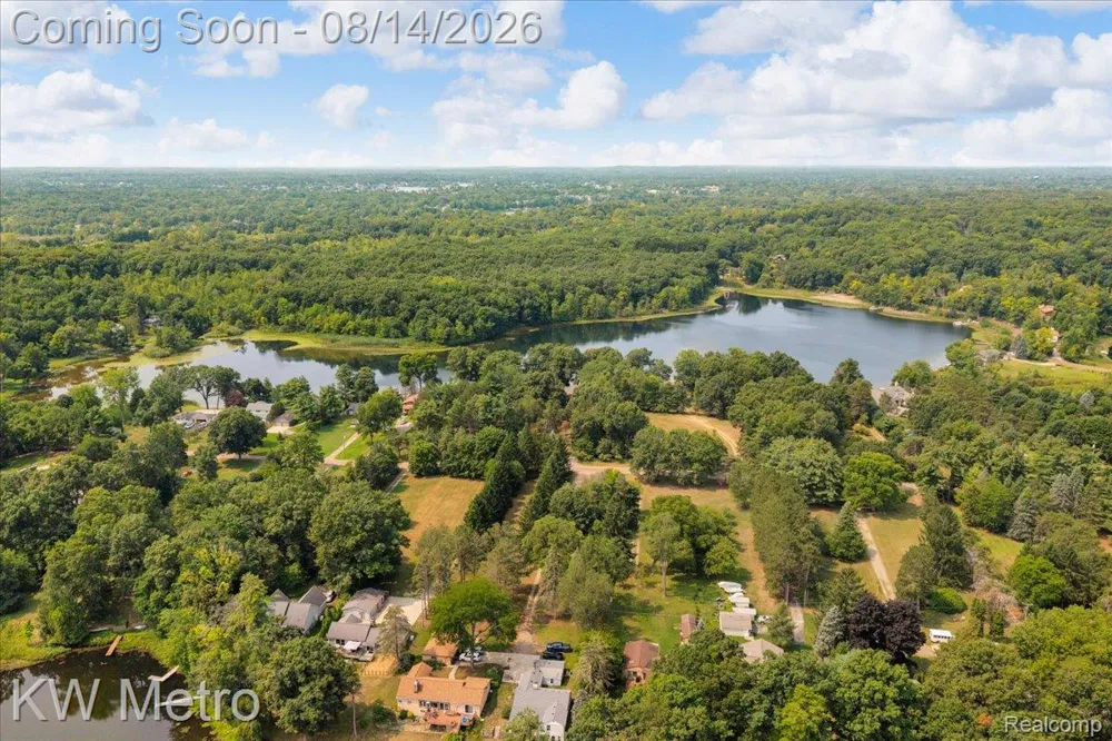 3050 Indian Lake Road Addison Township, MI 48370