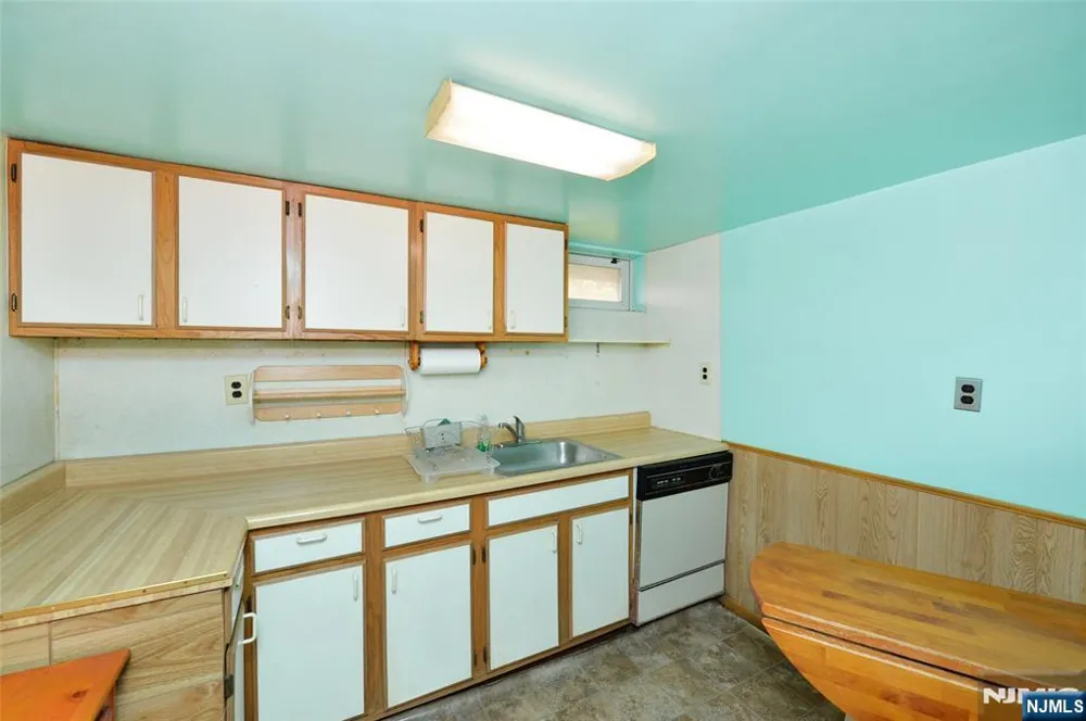 151 Hickory Avenue Bergenfield, NJ 07621
