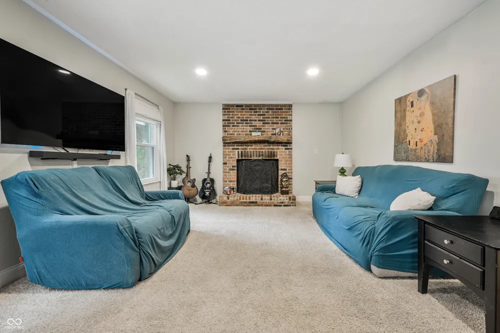 909 Farmview Lane Carmel, IN 46032