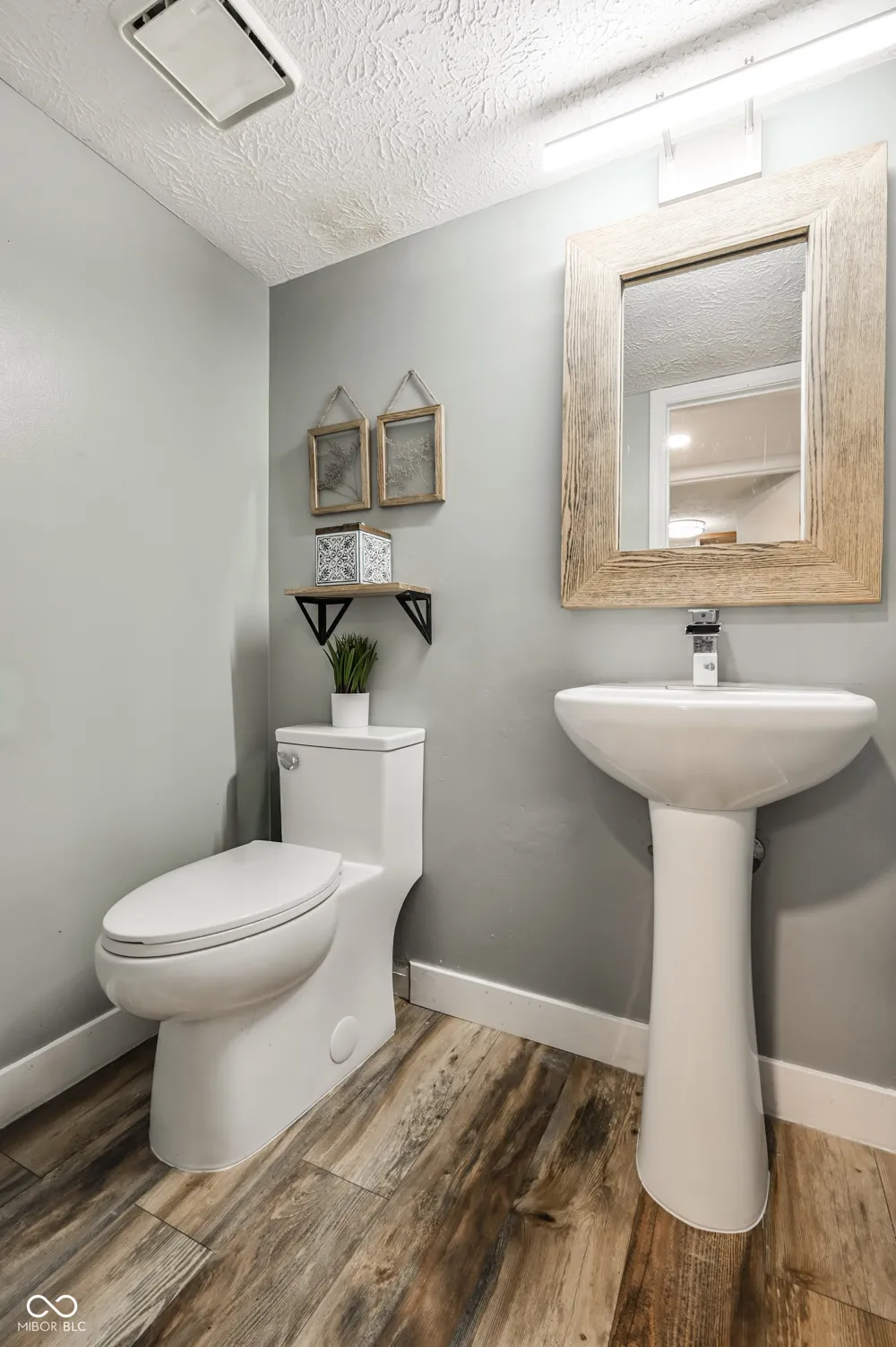 909 Farmview Lane Carmel, IN 46032