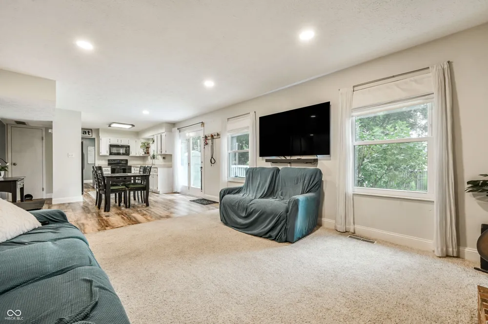 909 Farmview Lane Carmel, IN 46032