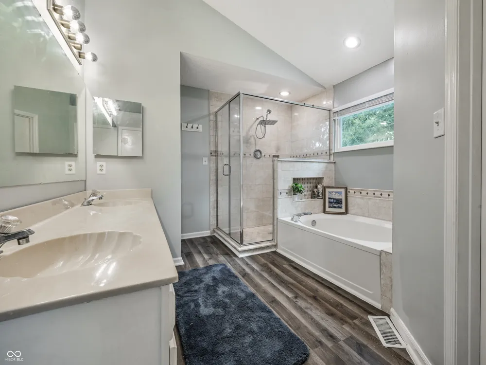 909 Farmview Lane Carmel, IN 46032