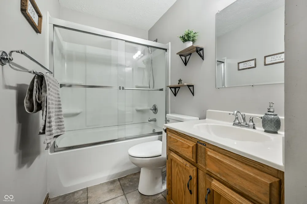 909 Farmview Lane Carmel, IN 46032