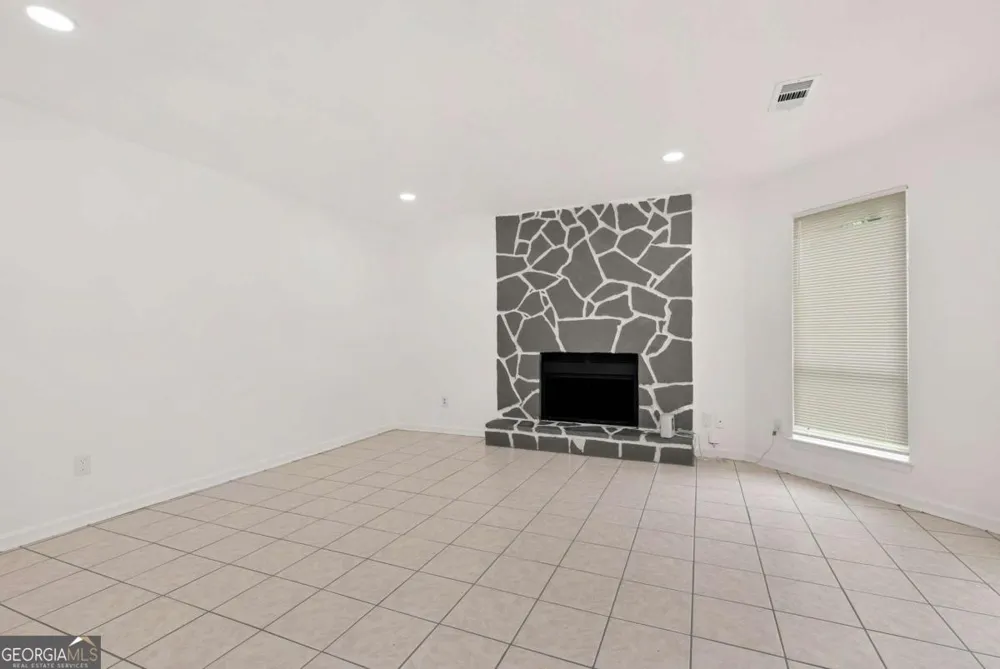 556 Sunfield DR NW Lilburn, GA 30047