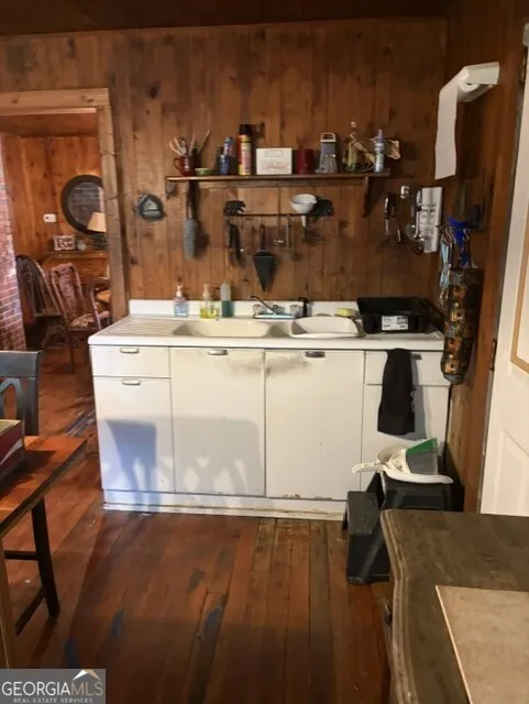 20 S Scruggs ST Mountain City, GA 30562