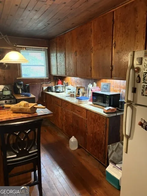 20 S Scruggs ST Mountain City, GA 30562